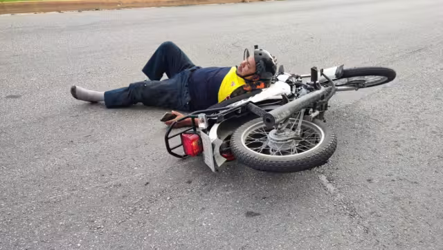 Automovilistas que pasaban por la zona auxiliaron al guiador