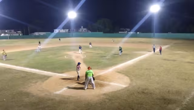 Laguneros se impone 13-7 a Palmeros en vibrante duelo nocturno