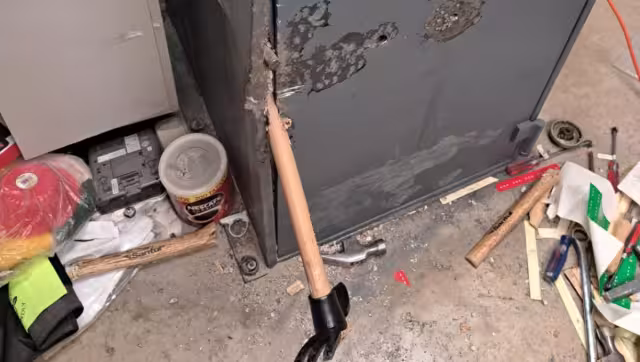 Para tratar de sacar el contenido usaron herramientas en venta de la misma tienda y otros objetos; algunas bolsas con dinero ya estaban en el piso.