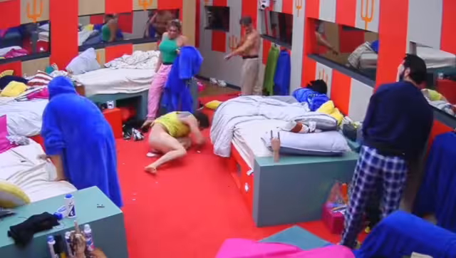 Nicola sufre el ataque de todo el team infierno. Foto: Especial