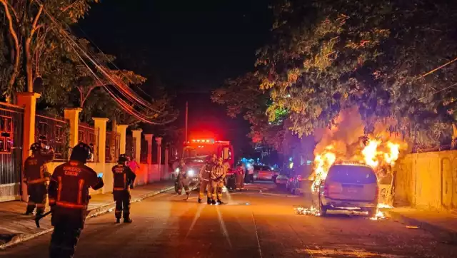 Incendio de vehículos estacionados moviliza a bomberos de Cancún