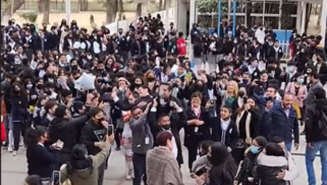 Ceremonia de jubilación de profesor conmueve a internautas