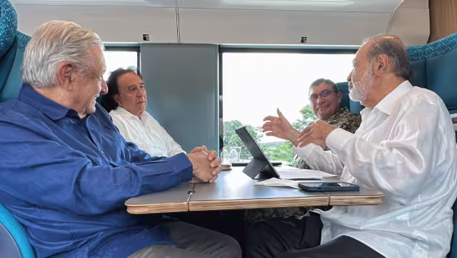 AMLO viajó acompañado de Carlos Slim