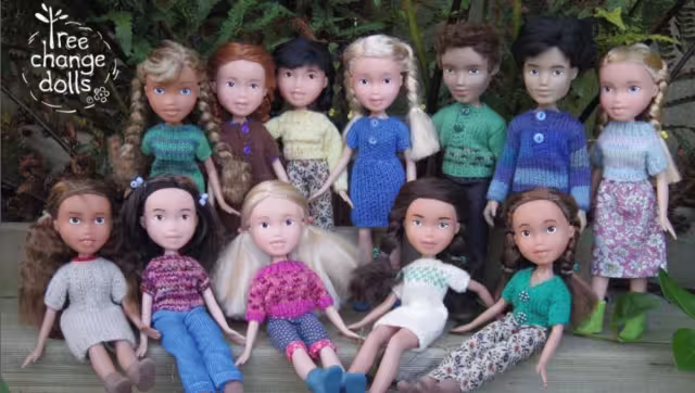 Su madre es quien se encarga de cocer y tejer los conjuntos de la vestimenta de las muñecas