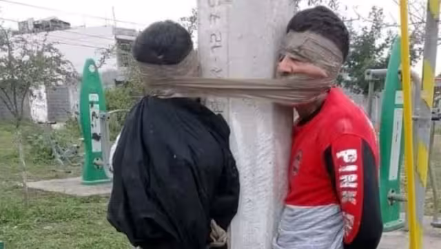 Los hombres fueron amarrados de pies a cabeza a un poste de luz
