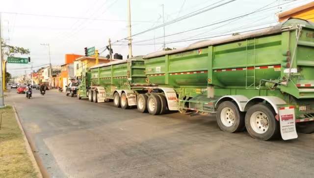 La familia se salvó de ser aplastada por el tractocamión 
