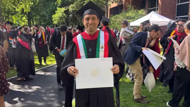 Mauricio Vila muestra su título de Harvard.
