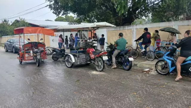 Pese a la lluvia provocada por el frente frío 22, alumnos acudieron a clases en Escárcega.