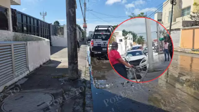 Conductor huye tras estrellarse contra infraestructura pública en Carmen