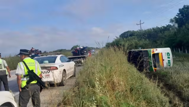 De acuerdo con el chofer del camión, un tráiler que se dio a la fuga, invadió su carril