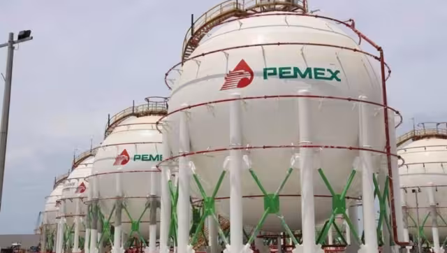La csalificadora internacional Moody's recortó la evaluación del riesgo crediticio base (BCA) de Pemex debido a las mayores necesidades de liquidez