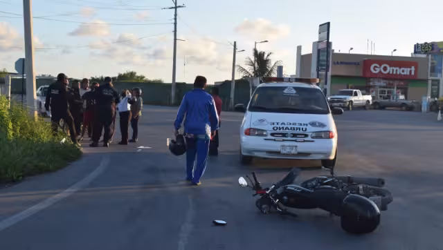 Motociclista impacta contra vehículo y sufre aparatosa caída en Progreso