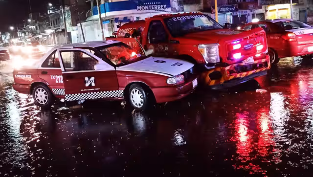 El conductor de la unidad de bomberos aseguró que no le dieron paso, a pesar de tener prendida la torreta; iban a pagar un incendio durante la noche lluviosa
