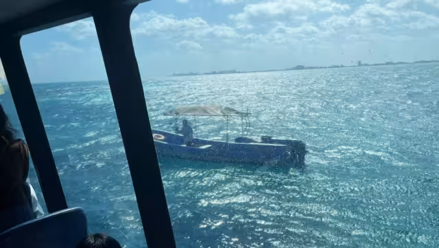 Tripulantes de un ferry auxiliaron al hombre para que subiera a bordo.