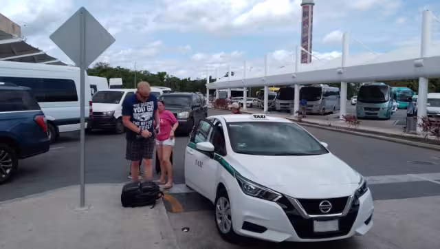 Existen muchos servicios de taxis disponibles en la terminal aérea