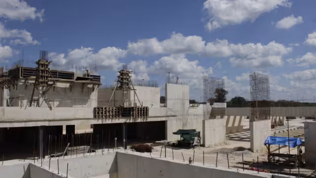 Todo el complejo está conectado con la zona arqueológica a través de un camino blanco (sac-be) que cruza bajo un paso a desnivel