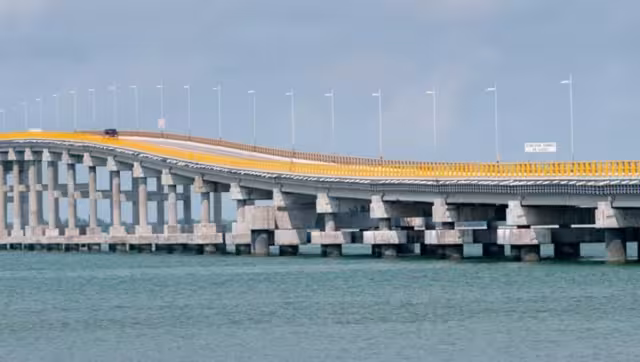 Uno de sus atractivos es el arco que forma sobre el canal