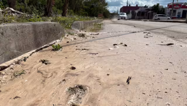Cerca de 5 horas demoró ser atendida una fuga de agua en la calle Bicentenario.