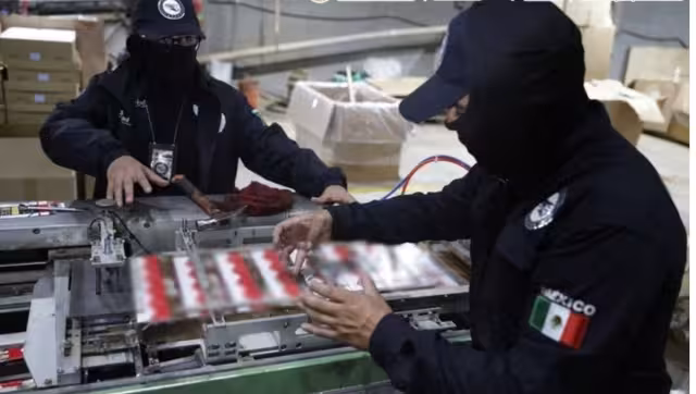 Además de las cerca de 60 toneladas de cigarros apócrifos, se aseguraron cuatro máquinas utilizadas para la elaboración y empaquetado de los productos
