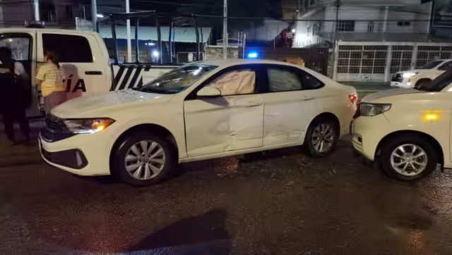 Aparatosa colisión entre vehículo particular y taxi provoca caos vehicular en la Renovación 7