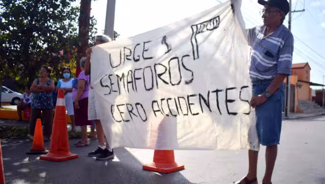 Agentes de la Secretaría de Seguridad Pública están realizando un operativo para desviar el tránsito