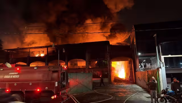 Incendio en bodega de plásticos Xochimilco