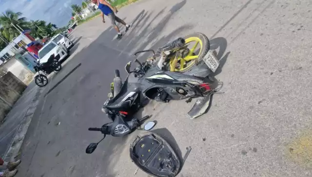 Paga motociclista presunta falta de educación vial en colonia David Gustavo Gutiérrez, el hombre terminó con fractura en el tobillo