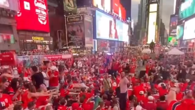 Aficionados de Noruega celebran el pase de su selección pintando de rojo Times Square: VIDEO