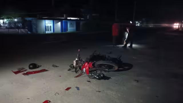 La moto quedó completamente destrozada, evidenciando la magnitud del impacto