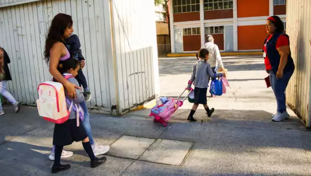 Este lunes 12 de enero regresaron más de 23 millones de alumnos a clases.