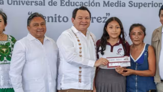 Joaquín Díaz Mena entregó las tarjetas Bienestar en el CBTis 95 de Mérida