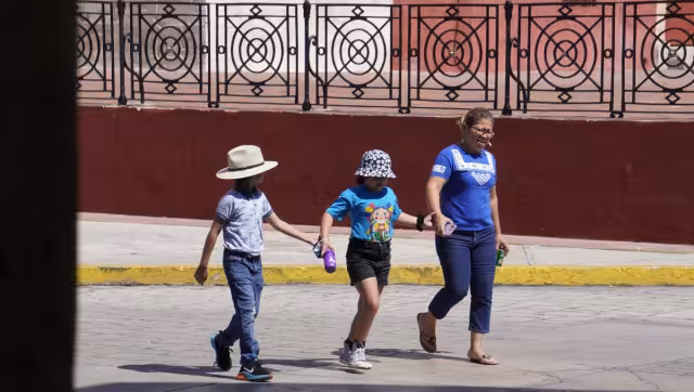 Algunos de los síntomas de la leucemia son: Piel pálida, cansancio, debilidad o frío, mareos, dolores de cabeza