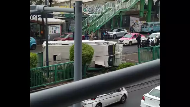 Autoridades capitalinas confirmaron que el microbús no transportaba pasajeros al momento del accidente