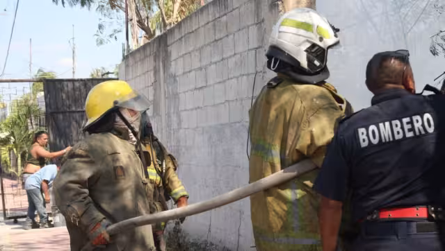 Vecinos ayudaron a los oficiales a mitigar el incendio en Mérida
