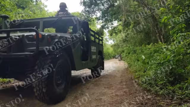 Se puede observar un convoy de unidades oficiales que realizan la búsqueda de este hombre