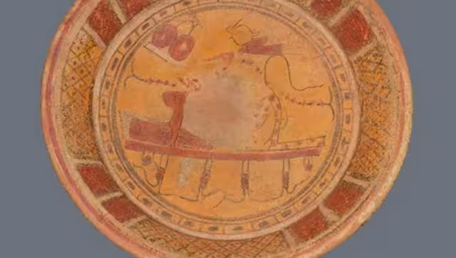 El plato es una ofrenda en un entierro de un hombre del periodo Clásico Tardío