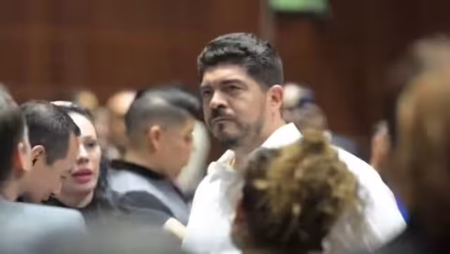 En las imágenes, varios legisladores intentan contener a Zenyazen Escobar García
