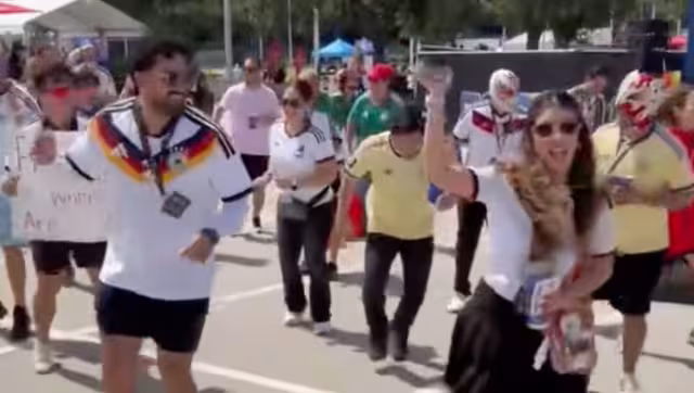 Turistas alemanes se hacen virales por tratar de bailar Payaso de Rodeo: VIDEO