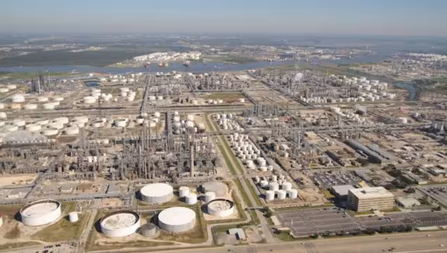 Reportan derrame en la refinería de Pemex en Deer Park.