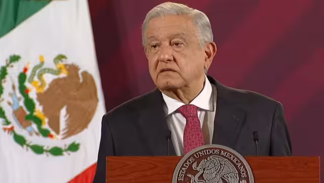 Andrés Manuel López Obrador encabeza este lunes 27  de noviembre, la conferencia mañanera desde Palacio Nacional.