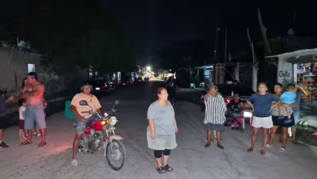 Vecinos bloquean calle en la colonia Ismael García tras más de 24 horas sin energía eléctrica