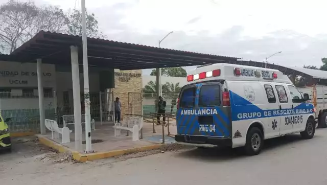 Un motociclista terminó con la cara llena de sangre tras chocar con un automóvil particular en el Ejido de Ucum, Ribera del Río Hondo