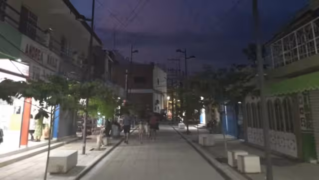 En el andador ya cruzan vehículos a pesar de estar prohibido