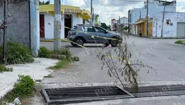 Rejilla de drenaje pluvial en mal estado representa un riesgo vial en Champotón.
