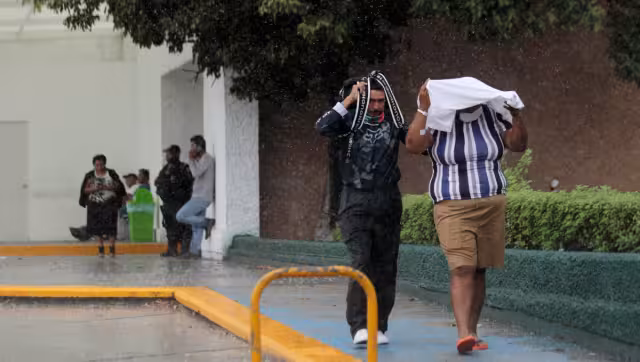 Se vigila una baja presión con posibilidad de desarrollo.