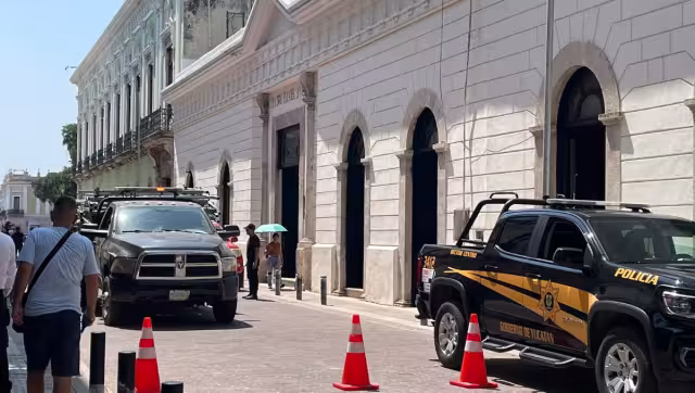 Agentes de la policía estatal y bomberos, realizan limpieza