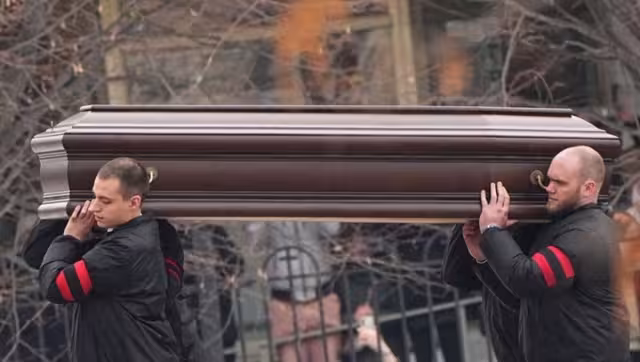 Miles de personas acudieron al funeral del opositor ruso Alexéi Navalni vigilados por un gran operativo de seguridad