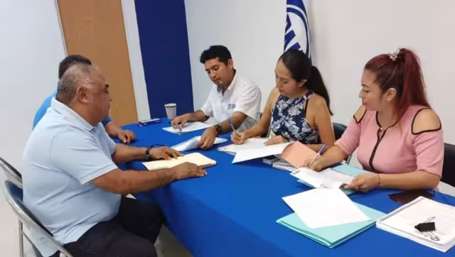 Aparentemente, es el abanderado del blanquiazul y de la Revolución Democrática.