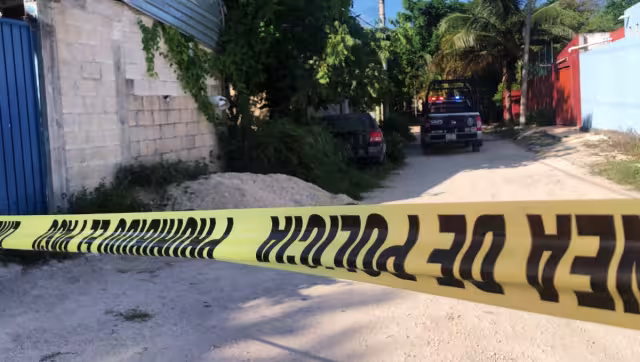 Los oficiales encontraron los cuerpos de dos jóvenes que tenían las manos amarradas hacia la espalda