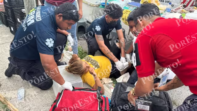 Paramédicos atendieron a los cuatro heridos por arma de fuego en un tianguis de Cancún